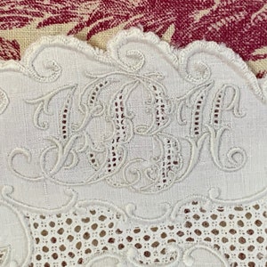 Exquisite Antique Vintage Monogrammed Embroidered Drawnwork Linen Doily // 4.75&quot; round &gt; white on white, scalloped border, all hand stitched