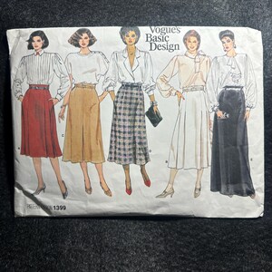 以下が含まれることがあります： Vogue's Basic Design の縫製パターン。5 つの女性用ファッションデザインが特徴です。デザインには、ブラウス、スカート、ブレザーが含まれます。パターンは、デザインのイラストが描かれた白い背景に印刷されています。パターン番号は 1399 です。