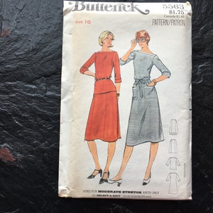 Könnte beinhalten: Vintage-Schnittmuster für ein Kleid mit einem Boot Ausschnitt und einem Rock. Das Schnittmuster ist für Größe 16 und ist für mittelschwere Stretch-Strickwaren konzipiert. Das Schnittmuster ist von Butterick und die Schnittmuster-Nummer ist 5563.