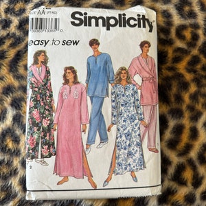以下が含まれることがあります： 5種類の寝巻きの作り方を説明した、Simplicityの裁縫パターンです。パターンには、花柄のロングローブ、サイドスリット入りのロングピンクナイトガウン、花柄のロングブルーナイトガウン、サイドスリット入りのロングブルーナイトガウン、ボタン留めのトップとパンツが付いたロングブルーパジャマが含まれています。パターンには「簡単に縫える」と表示されており、サイズ「AA（PT-MD）」が含まれています。