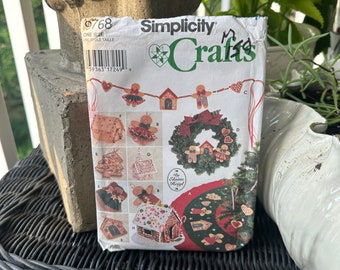 Patrones de manualidades navideñas // Simplicity 9768 > Sin usar > falda de árbol, adornos de galletas de hombre de jengibre, corona, adorno para la punta del árbol, casa Battenberg