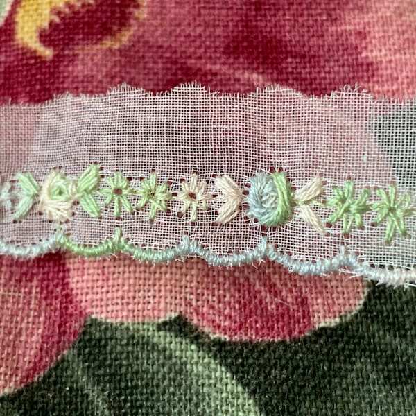 Vintage Sheer Pastel Embroidered Organdy Bordüre / 72x.75 "von der 2-Yard-Stück > NOS, unbenutzt > überbackene Pastell-Regenbogen-Blumen