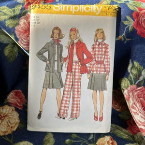 以下が含まれることがあります： Simplicityの裁縫パターン番号9455は、女性のドレス用です。パターンは、チェック柄のスカート、無地のスカート、チェック柄のスカートと赤いジャケットの3種類のドレススタイルを示しています。パターンは、サイズ16、バスト96.5cm、ウエスト76.2cmです。
