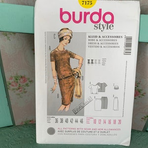 Puede incluir: Un patrón de costura Burda Style para un vestido y accesorios. El patrón es para las tallas 36 a 46 y 10 a 20. El patrón incluye márgenes de costura y dobladillo. El patrón es para un vestido con falda y una blusa a juego. El patrón también incluye un sombrero y una bufanda.