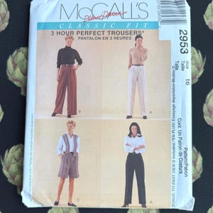 Może przedstawiać: Wzór krawiecki McCall's Classic Fit na spodnie. Wzór przedstawia ilustracje różnych stylów spodni, w tym opcje z szerokimi nogawkami i szortami. Opakowanie zawiera tekst "3 Hour Perfect Trousers" i rozmiar 16.
