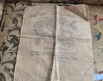 Könnte beinhalten: Ein beigefarbener Burlap-Stoff mit einem schwarzen Blumendesign und dem Text "Dag 1735 "Cross Crawl" by Pearl M. Webster, Maine".