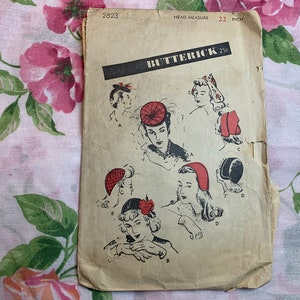 Puede incluir: Patrón de costura vintage Buttrick número 2823 para sombreros. El patrón incluye cinco estilos de sombreros diferentes con instrucciones para hacerlos. El patrón está impreso en papel beige con tinta negra y roja. El patrón tiene un precio de 25 centavos.