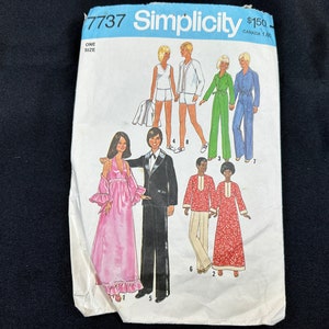 Puede incluir: Patrón de costura vintage Simplicity número 7737 para una talla. El patrón presenta cinco atuendos diferentes, que incluyen un vestido rosa, un esmoquin negro, una camisa y pantalones blancos, un mono verde y un mono azul.