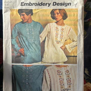 Puede incluir: Patrón Simplicity número 6380 para un diseño de bordado. El patrón incluye dos camisas con detalles bordados. Las camisas se muestran en modelos, una con una camisa azul y la otra con una camisa blanca.
