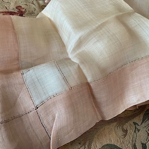Vintage duk i piñafiber eller rami // 75 cm kvadratisk > handgjord, handvävd, sällsynt tyg > ecru med antik rosa kant, mönstermönster