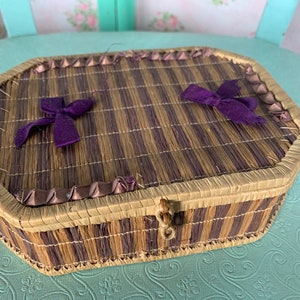 Caja de hierba dulce vintage antigua- Rayas púrpuras y tapa // 7x5x2.5" > hecho a mano > hierba dulce teñida de púrpura, cintas de seda > Victoriano, Eduardiano