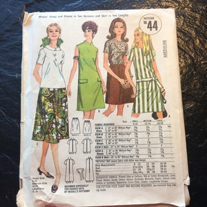 Può includere: Modello di cucito vintage McCall's M44 con illustrazioni di abiti e camicette. Il modello include vari stili, taglie e suggerimenti sui tessuti. Il modello è progettato per Quaker Oats e include le misure del corpo in pollici.