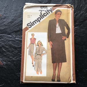 Może przedstawiać: Wzór szycia Simplicity numer 9795 na zestaw spódnicy i kurtki. Wzór jest dla rozmiaru 14 miss. Wzór przedstawia kobietę w brązowym zestawie spódnicy i kurtki. Wzór przedstawia również kobietę w beżowym zestawie spódnicy i kurtki oraz kobietę w bezrękawnej bluzeczce i spódnicy.