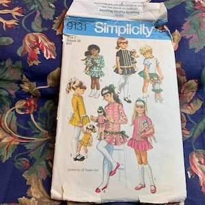 Pode incluir: Um padrão de costura vintage da Simplicity para um vestido de menina, tamanho 7, busto 26 cm. O padrão inclui instruções para fazer um vestido para uma boneca de 46 cm. A capa do padrão apresenta ilustrações de meninas usando o vestido.