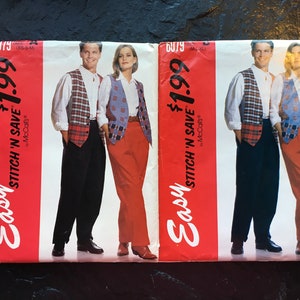 Könnte beinhalten: Zwei Schnittmuster für Westen, eines mit Karomuster und eines mit blau-weißem Muster. Die Schnittmuster sind auf rotem Hintergrund mit dem Text "Easy Stitch 'n Save by McCall's" und "1,99 €".