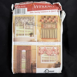 Puede incluir: Un paquete para cenefas de ventana, con cuatro estilos diferentes: Suavemente plegado, Puff con volantes, Cenefa plana y Cenefa con pestañas festoneadas. El paquete tiene el texto "Windows" y "Time Saving Valances & Quick Pan".