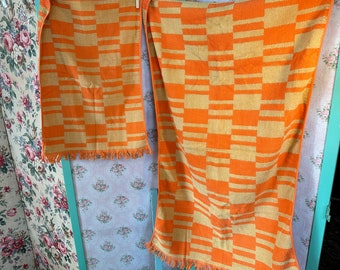 Serviettes Pr vintage orange géométriques // 39 x 24" + 61 x 16,5" > marque Caldwell > tissu éponge, brique rectangle Mid-Century, motif bloc
