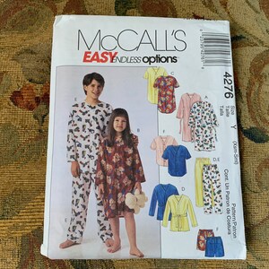 Può includere: Un cartamodello per un pigiama per bambini. Il cartamodello include una camicia a maniche lunghe e pantaloni con stampa floreale. Il cartamodello è per le taglie X-Small a Small. Il cartamodello è di McCall's Easy Endless Options e il numero del cartamodello è 4276.
