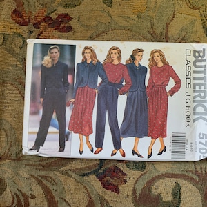 Könnte beinhalten: Ein Vintage-Schnittmuster von Butterick mit fünf verschiedenen Kleidungsmodellen. Das Schnittmuster ist für die Größen 6-10 und trägt die Bezeichnung "Classics J.G. Hook".