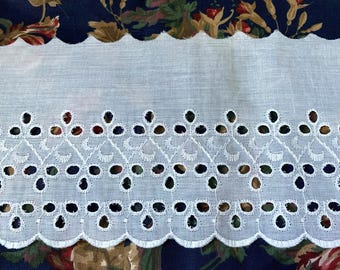 Vitt på vitt broderat schweiziskt öljettband med spetskant // 96x15 cm, metervara > Oanvänt dödmaterial > bred underkjolsfåll
