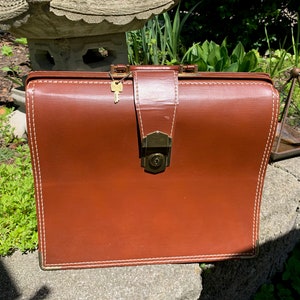 vintage Mid Century Brown Briefcase Bag- Olympique / 15.5x13x7.5 » > étiquette originale, clé, serrure de travail > médecin, avocat, valise, dossier attaché