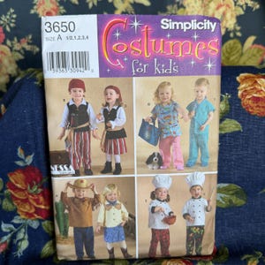 Pode incluir: Um envelope de molde de costura Simplicity número 3650 para fantasias infantis no tamanho A, cobrindo os tamanhos 1/2, 1, 2, 3 e 4. A frente exibe fotografias de crianças vestindo vários trajes, incluindo fantasias de pirata, médico, cowboy e chef.