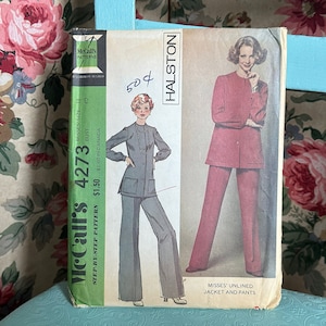 Könnte beinhalten: Vintage McCall's Schnittmuster für eine ungefütterte Jacke und Hose für Damen. Das Schnittmuster ist für Größe 40 und von Halston. Das Schnittmuster ist auf grünem Papier mit weißem Rand gedruckt.