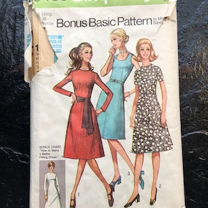 Puede incluir: Patrón de costura Simplicity número 9465 para un vestido en tallas Miss Petite. El patrón incluye tres estilos de vestidos diferentes: un vestido rojo con un cinturón negro, un vestido azul con un cinturón blanco y un vestido floral blanco y negro. El patrón también incluye una tabla de bonificación sobre cómo hacer un vestido que se ajuste mejor.