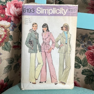 Peut inclure: Patron de couture vintage Simplicity numéro 6193 pour un tailleur-pantalon pour femme. Le patron comprend trois styles différents : un blazer à col large, une veste ceinturée à col large et une chemise à manches longues à col large. Le patron est pour la taille 14, avec un tour de poitrine de 91,4 cm et un tour de taille de 71,1 cm.