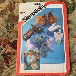Könnte beinhalten: Simplicity Nähmuster Nummer 6231 zum Nähen von Kinderschuhen. Das Muster enthält Anleitungen zum Nähen von Schuhen in Form eines Bären, eines Hasen und einer Katze. Das Muster kostet 3,00 $.