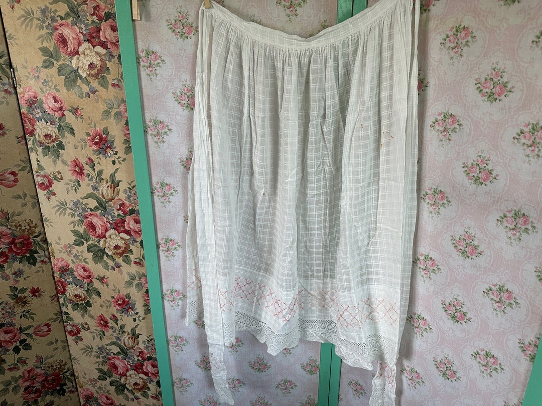 Antique Vintage White Cotton Dimity Apron // 18x32