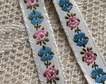 Bandtejp i vintage blommigt jacquardmönster // 137x1,5 cm > oanvänt dödmaterial > rosa rosor, blå blommor, silkeslen, glänsande kant, knytband, remmar, rosett