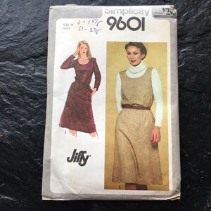 Op de afbeelding: Simplicity naaipatroon nummer 9601 voor een jurk. Het patroon bevat twee stijlen: een jurk met lange mouwen en een ronde hals en een jurk zonder mouwen met een turtleneck. Het patroon is voor maten 14-16.