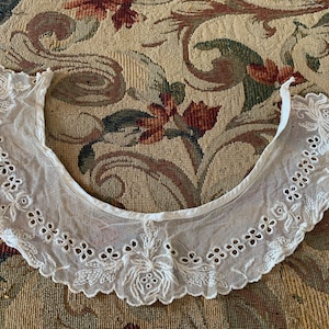Antique Vintage Lace Collar // 16x3&quot; &gt; ecru embroidered net Schiffli, floral, scalloped, rounded neckline