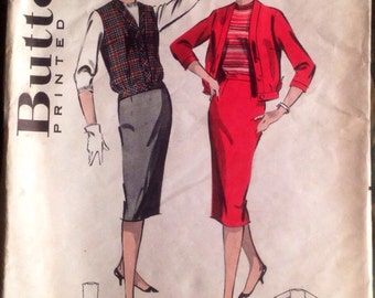 Può includere: Modello di cucito vintage per un abito in due pezzi. Il modello include una gonna rossa e un cardigan rosso con una maglia a righe. Il modello è di Butterick ed è taglia 14, busto 34. Il numero del modello è 8664.