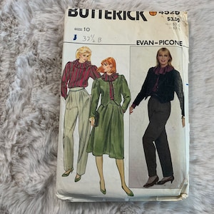 Könnte beinhalten: Ein Vintage-Schnittmuster für ein Damenoutfit von Butterick. Das Schnittmuster ist für eine Größe 10 und beinhaltet eine Bluse, eine Jacke und eine Hose. Das Schnittmuster wurde von Evan-Picone entworfen und zeigt eine schwarz-weiß gestreifte Bluse, eine grüne Jacke und eine schwarze Hose.