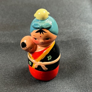 Sacapuntas de lápiz figurativo vintage- Madre y bebé // 2,5" de alto > Mediados de siglo, yeso > China