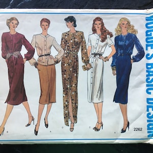 Puede incluir: Patrón de costura vintage Vogue's Basic Design número 2262. El patrón presenta cinco estilos de vestidos diferentes, incluyendo un vestido burdeos, un vestido blanco, una falda y blusa marrón, un vestido estampado y un vestido azul.