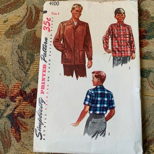 Può includere: Modello di cucito Simplicity per camicie da ragazzo, con tre stili diversi. Il modello è stampato su ogni pezzo del modello e costa 35 centesimi. Il numero del modello è 4100 e la taglia è 4.