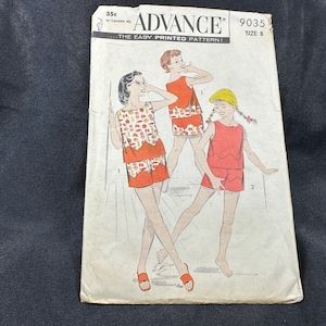 Könnte beinhalten: Vintage-Schnittmuster für Mädchenkleider. Das Schnittmuster ist von Advance, dem einfach bedruckten Schnittmuster, und ist Größe 8. Das Schnittmuster zeigt drei Mädchen, die verschiedene Stile von Kleidern tragen. Die Kleider sind alle rot und weiß mit einem Blumendruck.