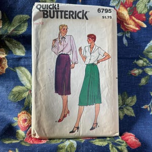 Puede incluir: Patrón de costura vintage para una falda, con dos mujeres que llevan diferentes estilos de faldas. El patrón es de Quick & Easy Butterick, número 6795, y cuesta 1,75 $.