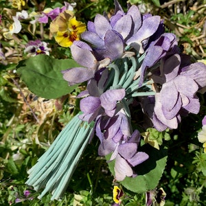 Vintage Antique Silk Flower Millinery Bouquet // 6.5 &quot;&gt; violetas púrpuras, flores
