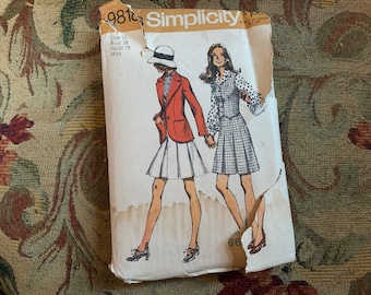 Vintage 1970s Misses' Blazer, Vest and Mini-Skirt Pattern // Simplicity 9818 > size 16, bust 38 > box pleated skirt
