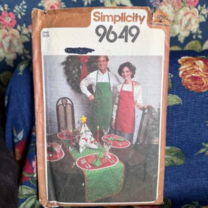Modello per accessori natalizi anni '80 // Simplicity 9649 > centrotavola per albero di Natale in tessuto imbottito, runner, tovagliette, grembiuli