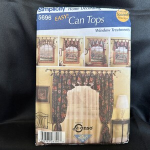 Puede incluir: Patrón de costura Simplicity número 5696 para tratamientos de ventanas, titulado "¡Fácil! Can Tops". El patrón incluye instrucciones para hacer cenefas y cortinas. La imagen muestra una ventana con una cenefa y cortinas con estampado floral.