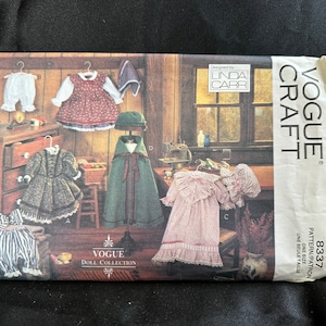 Puede incluir: Un patrón de costura vintage Vogue Craft para ropa de muñecas. El patrón es para una muñeca de talla única e incluye instrucciones para hacer un vestido, una capa, un gorro, un pantalón corto y un pantalón. El patrón está diseñado por Linda Carr.