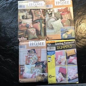 Puede incluir: Cuatro patrones de costura para almohadas, con diferentes diseños y estilos. Los patrones son de Simplicity Home y Simplicity Pillows for Dummies. Los patrones incluyen instrucciones para hacer almohadas con diferentes formas, tamaños y adornos.