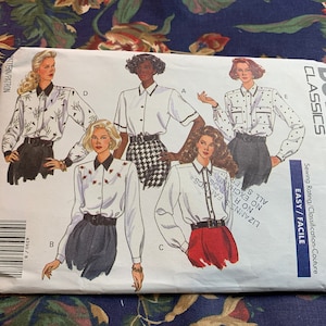Könnte beinhalten: Ein Schnittmuster für vier verschiedene Blusen. Das Schnittmuster ist von Butterick Classics und ist für die Größen 8-10-12. Das Schnittmuster ist mit "Einfach/Facile" gekennzeichnet.