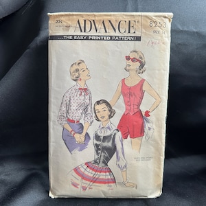 Könnte beinhalten: Vintage-Schnittmuster für eine Bluse und Shorts. Das Schnittmuster ist von Advance, Muster Nummer 8253, Größe 14. Das Schnittmuster zeigt drei Frauen, die die Kleidungsstücke tragen. Die Bluse ist weiß mit einem Blumendruck und die Shorts sind rot.
