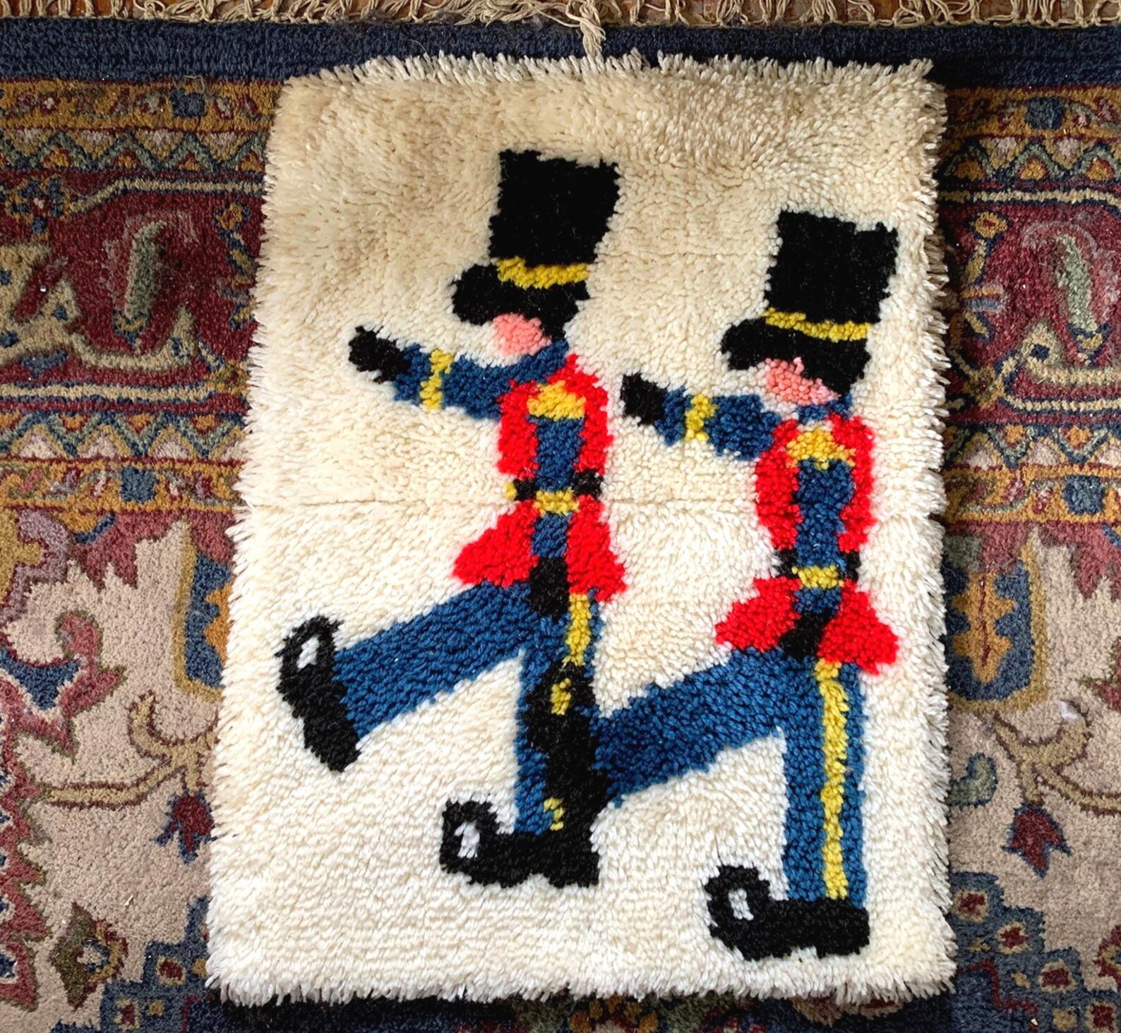 Vintage Toy Soldiers Hooked Rug, Wall Hanging // 19x26